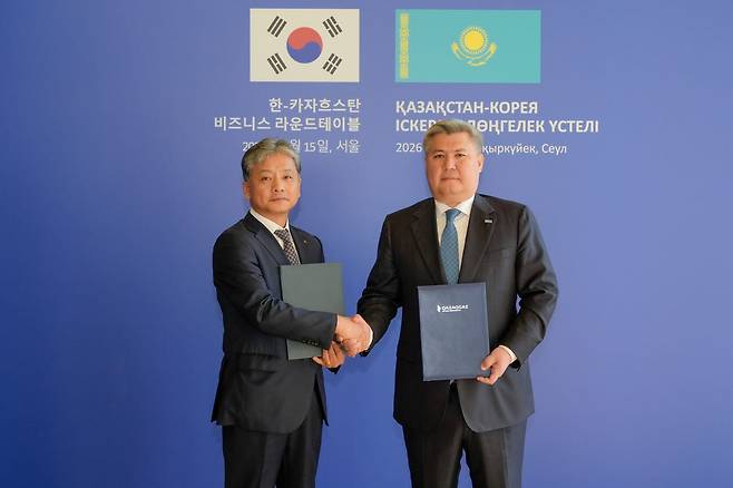 '카라차가낙 가스처리시설' 사업이행합의서 서명식에 참석한 현대엔지니어링 주우정 대표이사(좌)와 카작가스 알리벡 자마우오프 회장(우)이 기념 촬영을 하고 있다.(사진=현대엔지니어링)