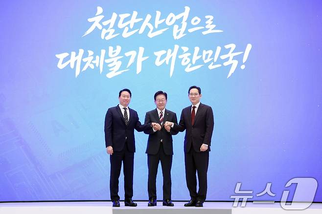 이재명 대통령과 이재용 삼성전자 회장, 최태원 SK그룹 회장이 29일 청와대 영빈관에서 열린 대한민국 대도약 3대 메가프로젝트 국민보고회에서 손을 맞잡고 있다. 2026.6.29 ⓒ 뉴스1 허경 기자