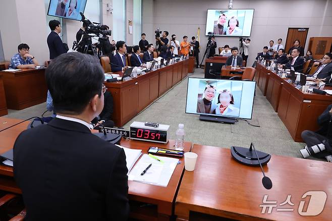 김승원 법무부 장관 후보자가 15일 서울 여의도 국회 법제사법위원회에서 열린 인사청문회에서 신약 청탁 브로커로 지목된 양모씨와 함께 찍은 셀카에 대한 답변을 하고 있다. 2026.9.15 ⓒ 뉴스1 신웅수 기자