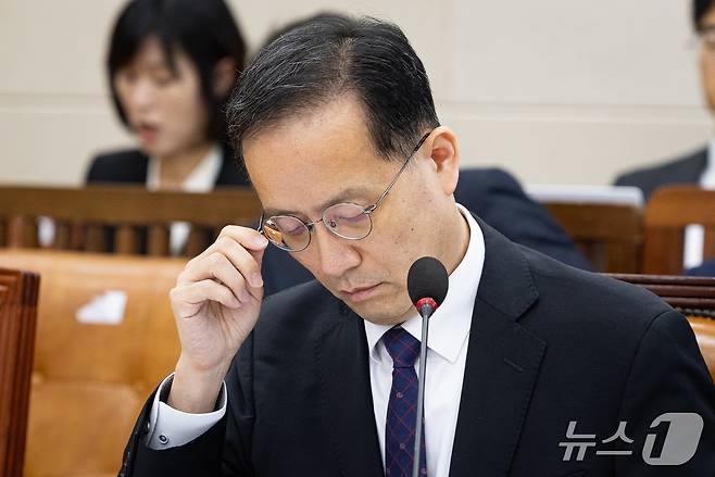 이형일 부총리 겸 재정경제부 장관 후보자가 15일 서울 여의도 국회 재정경제기획위원회 인사청문회에 출석해 안경을 고쳐 쓰고 있다. 2026.9.15 ⓒ 뉴스1 유승관 기자