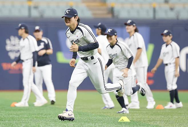 2026 아시안게임에 출전하는 한국 야구 대표팀 김도영이 15일 고척스카이돔에서 열린 공식 훈련에서 몸을 풀고 있다. 사진 | 고척=연합뉴스