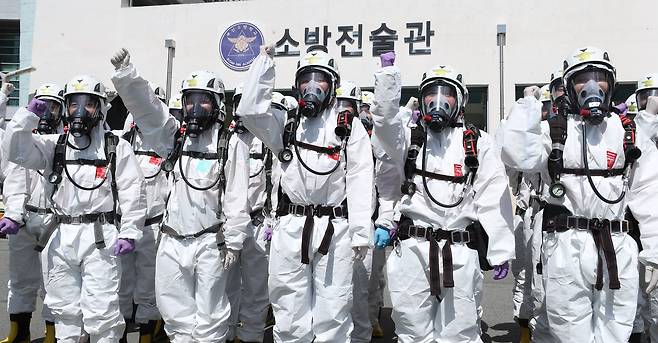 지난 7일 오후 부산 북구 소방학교 소방전술관에서 44기 신규 임용 소방공무원 교육생들이 화학보호복 착용 훈련을 마치고 화이팅을 외치고 있다.김동환 기자