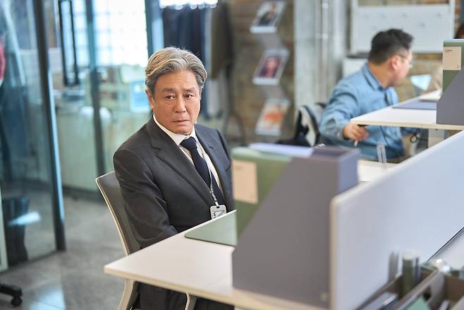 영화 '인턴'에서 패션회사 실버 인턴으로 입사한 기호(최민식). 워너브러더스코리아 제공