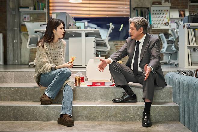 영화 '인턴'에서 차츰 마음을 열게 되는 기호(최민식)와 선우(한소희). 워너브러더스코리아 제공
