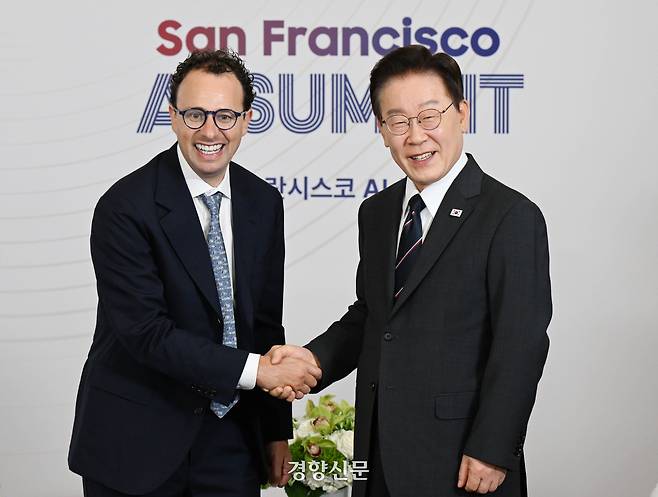 이재명 대통령이 지난 7월 23일(현지시각) 미국 샌프란시스코 한 호텔에서 다리오 아모데이 앤트로픽 대표를 면담하기에 앞서 악수를 하고 있다. 이준헌 기자