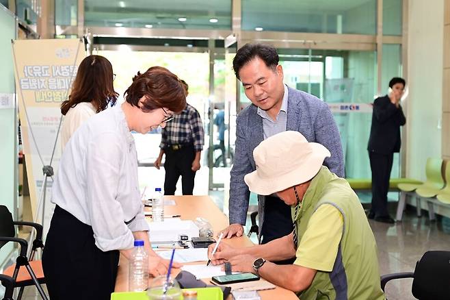 김 시장은 접수 첫날 직접 행정복지센터를 찾아 신청을 위해 방문한 시민들을 안내하고 있다. 문경시 제공.