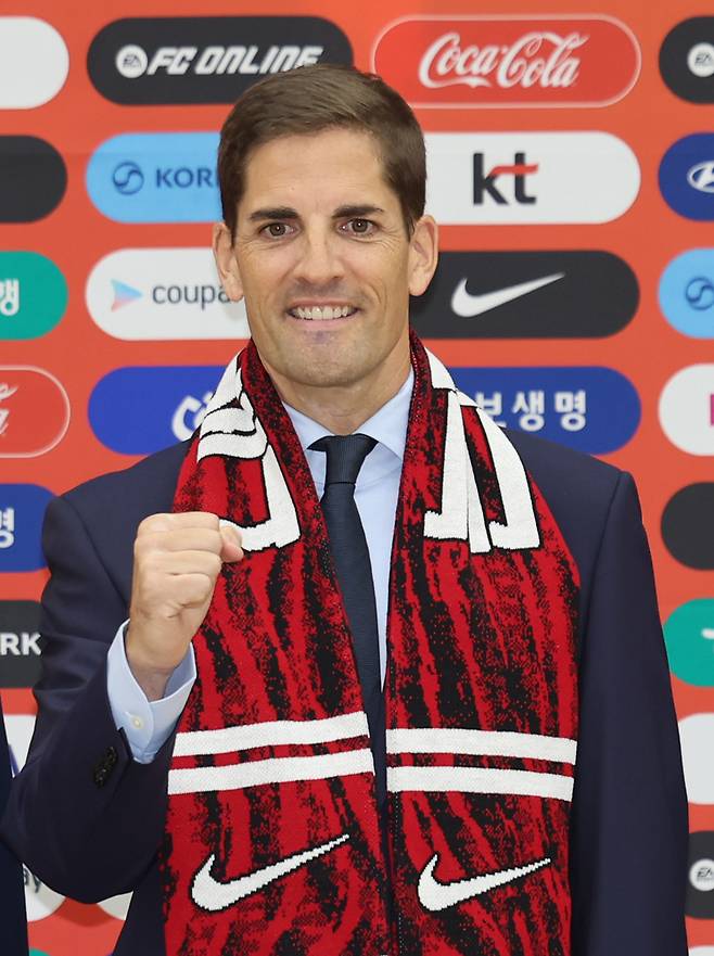 로베르트 모레노 대한민국 축구대표팀 임시 감독이 14일 충남 천안시 코리아풋볼파크에서 열린 취임식 및 친선경기 명단발표 기자회견에서 기념촬영을 하고 있다. 뉴시스