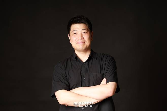 음악평론가 이대화씨가 7일 주간경향과 인터뷰에 앞서 포즈를 취하고 있다. 정지윤 선임기자