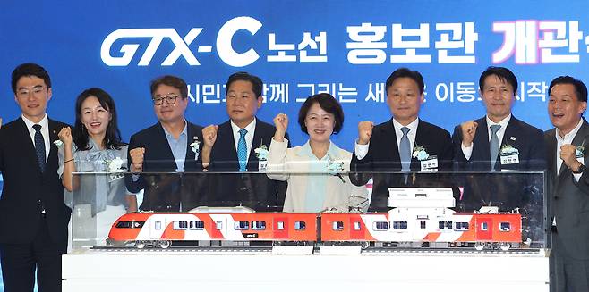 15일 경기도 수원역에서 열린 ‘GTX-C 노선 홍보관 개관식’에서 추미애 경기도지사를 비롯한 참석자들이 기념촬영을 하고 있다. 연합뉴스