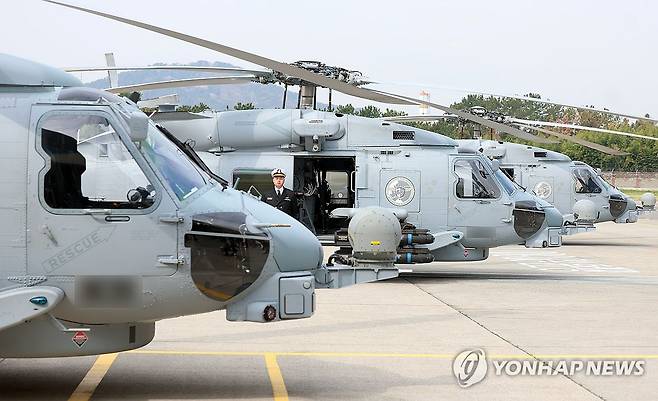 해군 MH-60R 시호크 (창원=연합뉴스) 김동민 기자 = 1일 오전 경남 창원시 진해구 해군 제62해상항공전대에서 열린 해상작전헬기(MH-60R·시호크) 인수식에서 헬기가 전시돼 있다.
이 헬기는 해상초계, 대함전, 탐색 및 구조 등 다양한 임무를 수행한다. 2026.4.1 image@yna.co.kr