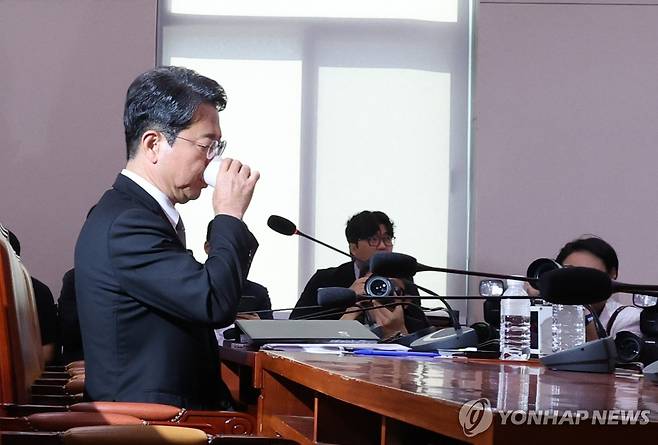 물 마시는 김승원 법무부 장관 후보자 (서울=연합뉴스) 이동해 기자 = 김승원 법무부 장관 후보자가 15일 국회 법제사법위원회에서 열린 인사청문회에서 물을 마시고 있다. 2026.9.15 eastsea@yna.co.kr