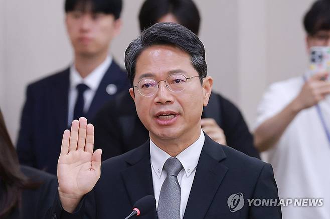 김승원 법무장관 후보자 선서 (서울=연합뉴스) 신현우 기자 = 김승원 법무부 장관 후보자가 15일 국회 법제사법위원회에서 열린 인사청문회에서 선서하고 있다. 2026.9.15 nowwego@yna.co.kr