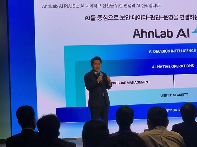 강석균 안랩 대표가 16일 오전 서울 강남구 웨스틴 서울 파르나스에서 '안랩 AI 비전 선포' 기자간담회를 통해 AI 중심 사업 전략과 중장기 성장 계획을 공개하고 있다. 사진=유선희 기자