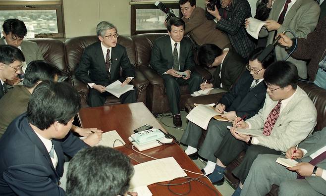 1994년 3월 16일 생수시판 허용을 발표하는 서상목 당시 보사부장관. 연합뉴스