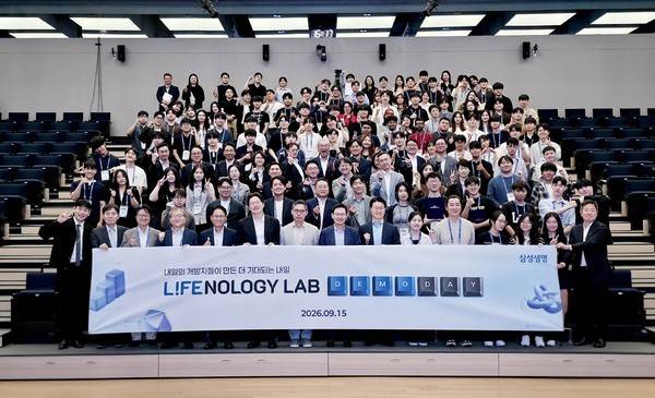 지난 15일 서초구 삼성금융캠퍼스에서 열린 '라이프놀로지 랩 데모데이'에서 참가자와 관람객들이 단체사진을 찍고 있다. 사진=삼성생명