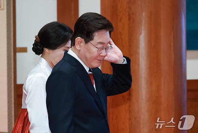 이재명 대통령이 16일 청와대에서 사디르 자파로프 키르기스스탄 대통령을 영접하기 위해 이동하고 있다. 2026.9.16 ⓒ 뉴스1 이재명 기자