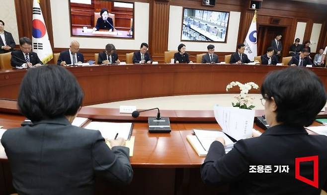 원민경 성평등가족부 장관(오른쪽)과 오유경 식품의약품안전처장이 16일 서울 종로구 정부서울청사에서 열린 국가정책조정회의에서 한성숙 총리의 임신중지 약물 관련 발언을 듣고 있다. 2026.9.16 조용준 기자