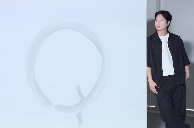 픽사 애니메이터 출신 미디어아티스트 에릭 오. 그는 “AI를 쓸수록 운전자(창작자)가 중요하다는 걸 느낀다. 운전자에게 비전이 없으면 그냥 휩쓸려 간다”고 말했다. LG유플러스 제공