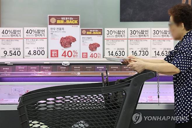 홈플러스, 추석 앞두고 한우 할인 (서울=연합뉴스) 강민지 기자 = 10일 서울의 한 홈플러스에서 시민들이 장을 보고 있다. 홈플러스는 추석을 앞두고 한우 전 품목을 최대 40% 할인, 미국산 계란을 3천400원대에 선보이는 '홈플 is Back' 행사를 연다. 2026.9.10 mjkang@yna.co.kr