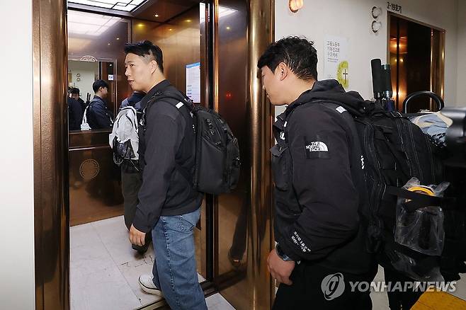 중노위 협상장 떠나는 삼성전자 노조 (세종=연합뉴스) 김주성 기자 = 최승호 초기업노조 삼성전자지부 위원장이 13일 새벽 세종시 정부세종청사 중앙노동위원회에서 2026년 임금협약 체결을 위한 2차 사후조정 최종 결렬을 선언한 후 협상장을 떠나고 있다. 2026.5.13 utzza@yna.co.kr