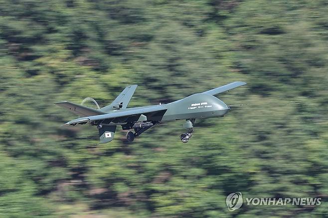 2026 국방 드론 기술전 (포천=연합뉴스) 임병식 기자 = 16일 오후 경기도 포천시 승진훈련장에서 실시된 2026 국방 드론 기술전에서 비포장 활주로 운용 및 다영역 작전 수행이 가능한 모하비 스톨이 비행 시연을 하고 있다. 2026.9.16 andphotodo@yna.co.kr
