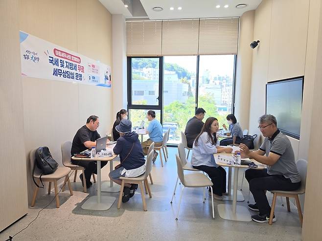 지난 15일 김포시 민원동 쉼터 2층에 마련된 무료 세무상담실에서 시민들이 마을세무사와 지방세 담당 공무원에게 소득·상속·증여세와 취득·재산세 등 생활 속 세금 문제를 상담하고 있다. <김포시 제공>