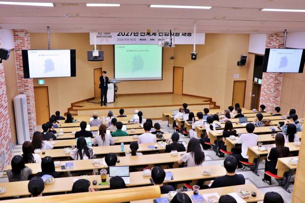 신세계그룹 인사팀 직원이 17일 전남대학교 도서관 별관에서 진행된 ‘캠퍼스 리크루팅’에서 신세계에 대해 설명하고 있다.<광주신세계 제공>