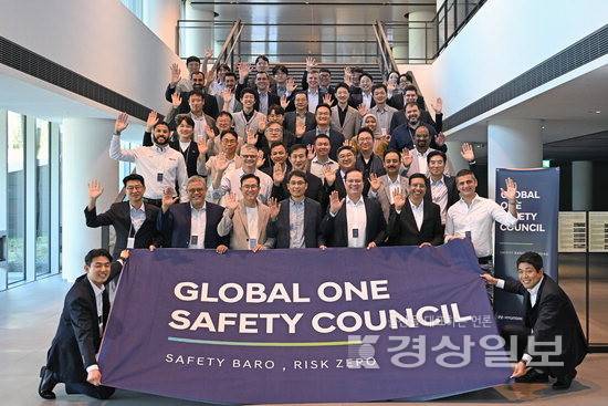 ▲ 현대차가 각 권역 안전 담당자들과 '글로벌 통합 안전 협의체'를 출범하고, 16일 시작된 첫 GOSC 콘퍼런스에서 기념 촬영을 하고 있다. 현대차 제공