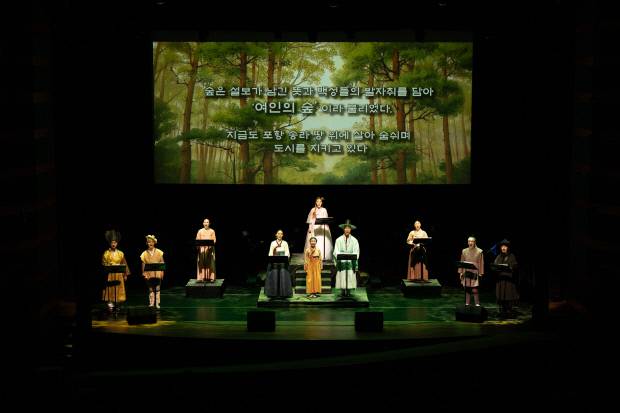 지난해 창작 뮤지컬 '설보: 여인의 숲' 쇼케이스에서 배우들이 무대 공연을 펼치고 있다. 포항문화재단 제공