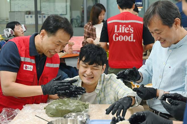 LG전자 '라이프스굿 봉사단' 인원들이 추석을 앞둔 지난 15일 염리장애인주간보호센터를 찾아 이용 장애인들과 함께 송편을 빚으며 시간을 보냈다. (사진=LG전자)