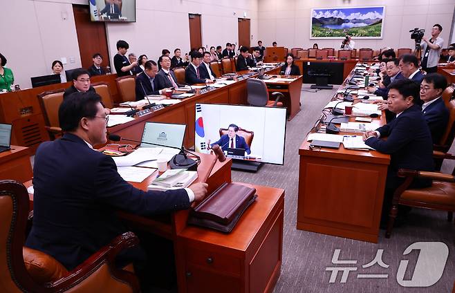 송석준 국회 외교통일위원회 위원장이 11일 서울 여의도 국회에서 열린 외교통일위원회 전체회의를 주재하고 있다. 2026.8.11 ⓒ 뉴스1 김도우 기자