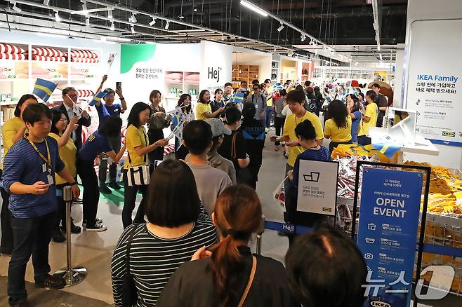 17일 오전 대구 동구 신세계백화점 대구점에서 정식 영업 시작을 기다리던 시민들이 '이케아(IKEA) 신세계백화점 대구점'으로 입장하고 있다. 2026.9.17 ⓒ 뉴스1 공정식 기자