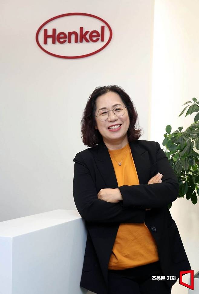 김영미 헨켈코리아 대표가 서울 강남구 대치동 사무실에서 아시아경제와 인터뷰에 앞서 포즈를 취하고 있다. 조용준 기자