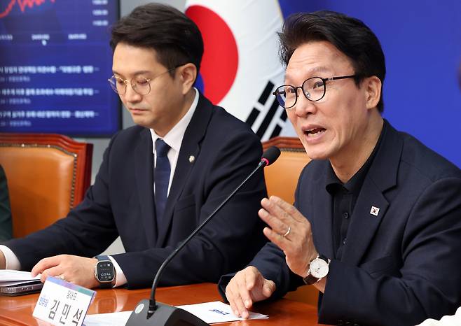 김민석 더불어민주당 대표가 17일 오전 서울 여의도 국회에서 열린 '제7기 청년미래연석회의 1차 회의'에서 인사말을 하고 있다./뉴스1