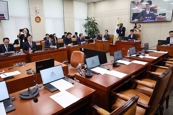 진성준 국방위원장이 17일 오후 서울 여의도 국회에서 열린 국방위원회 전체회의에서 의사봉을 두드리고 있다. 이날 회의에서는 여당 단독으로 강신철 국방부 장관 후보자 청문보고서를 채택, 야당은 불참했다. 뉴스1