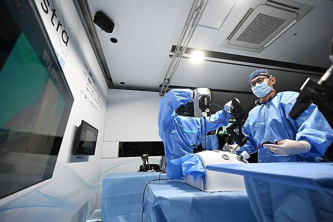 16일 서울 강남구 일원동 삼성생명 일원역빌딩에서 열린 삼성서울병원 주최 휴머노이드 수술보조로봇 시연에서 오남기 삼성서울병원 이식외과분과 교수가 휴머노이드 로봇과 함께 수술을 시연하고 있다. 강정현 기자
