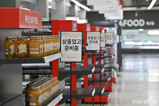 서울 시내 한 홈플러스 매장에 일부 매대가 비어있다. 남동균 기자