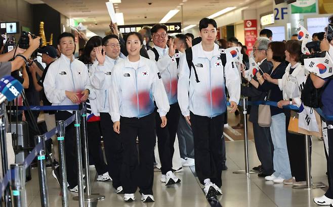 2026 아이치·나고야 아시안게임 한국 선수단 본진이 태극기를 들지 못한 채 17일 일본 주부국제공항을 통해 입국하고 있다. 연합뉴스