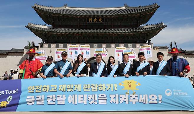 허민 국가유산청장과 걸그룹 피프티피프티 멤버 아테나와 예원 등이 17일 서울 종로구 경복궁 근정전 주변에서 궁능 관람 질서 준수 캠페인을 하고 있다. / 사진 = 뉴스1