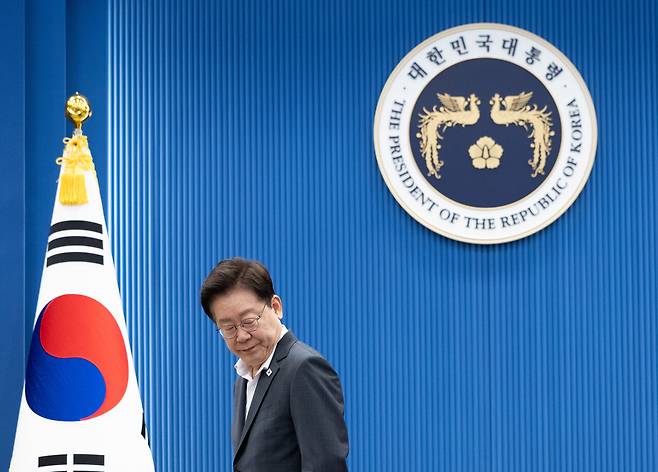 이재명 대통령이 8월21일 청와대에서 열린 국민주권정부 제1차 반부패정책협의회에서 국민의례를 마친 뒤 착석하고 있다. ⓒ연합뉴스