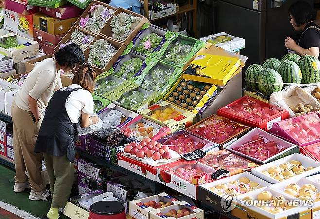 과일 고르는 시민 (전남광주=연합뉴스) 조남수 기자 = 추석 연휴를 일주일 앞둔 17일 전남광주통합특별시 서부농수산물시장에서 시민들이 추석 선물용 과일을 살펴보고 있다. 2026.9.17 iso64@yna.co.kr