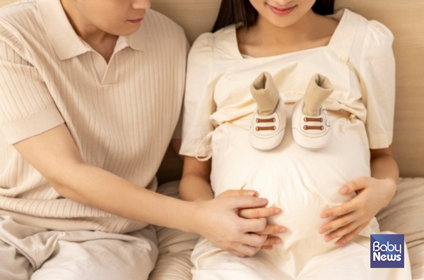 임신한 배우자를 돌보거나 유산·사산을 겪은 배우자를 지원할 수 있도록 남성 근로자의 돌봄 제도가 확대된다. 배우자 유산·사산휴가가 신설되고 배우자 출산전후휴가 사용 시기가 앞당겨지는 한편, 임신 중인 배우자를 위한 남성 근로자의 육아휴직도 가능해진다. ⓒ베이비뉴스