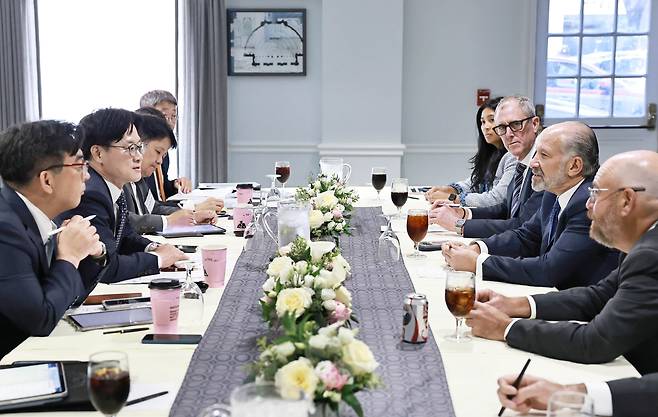 김정관 산업통상부 장관이 지난 7월 미국 워싱턴D.C. 메이플라워호텔에서 하워드 러트닉 미국 상무부 장관과 면담을 진행한 모습. /산업통상부 제공.