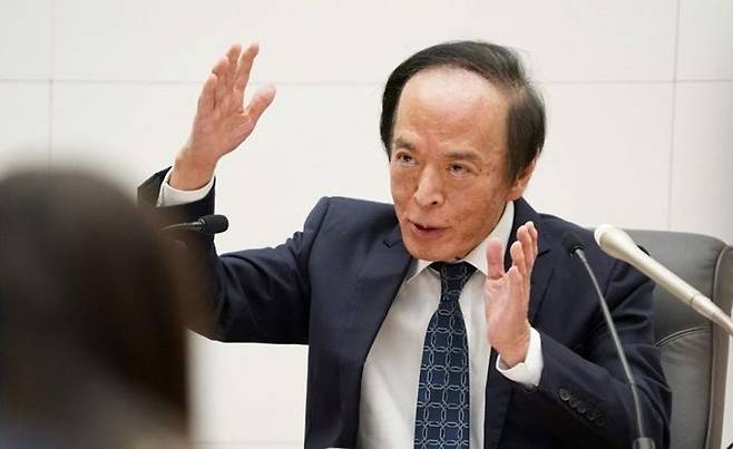 일본 중앙은행인 일본은행의 우에다 가즈오 총재가 지난해 12월 19일 열린 기자회견에서 발언하고 있다. ⓒ AFP/연합뉴스