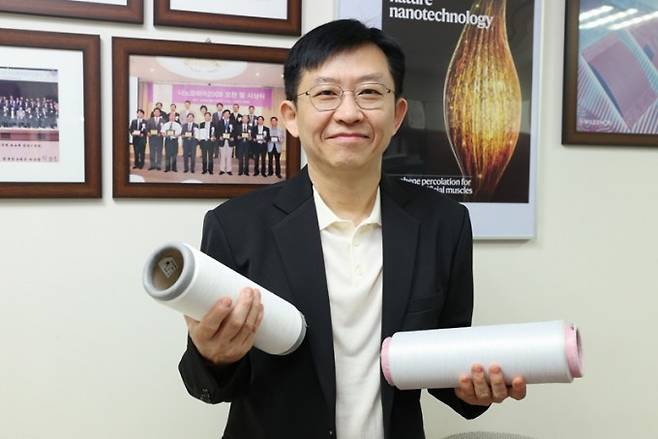 김상욱 KAIST 신소재공학과 교수가 그래핀 섬유를 들고 있다. KAIST 제공