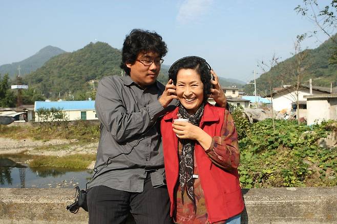 영화 〈마더〉 촬영 당시 봉준호 감독과 김혜자