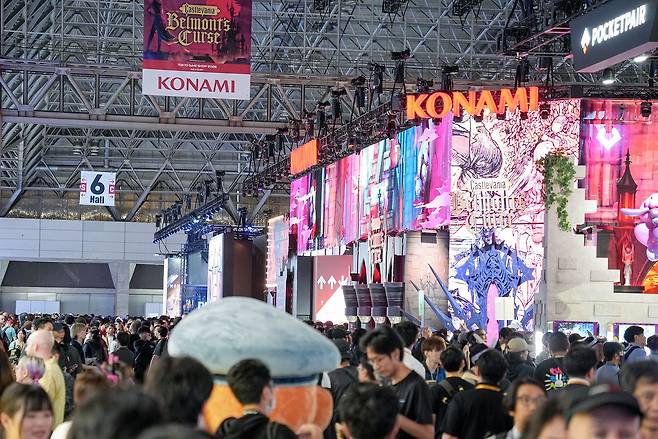 17일 일본 지바현 마쿠하리 멧세에서 개막한 도쿄게임쇼(TGS) 전시장 내부에 참관객이 북적이고 있다. 사진 연합뉴스