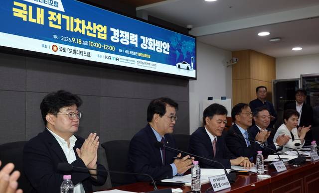 국회서 모빌리티 포럼 : 막대한 정부 지원을 등에 업고 성장한 중국 전기차 기업들 공세에 맞서 우리나라도 늦기 전에 미국·유럽연합(EU)처럼 진입 장벽을 높여야 한다는 목소리가 커지고 있는 가운데 18일 국회 의원회관에서 열린 국회모빌리티포럼에서 윤한홍(왼쪽 세 번째) 국민의힘 의원(포럼 공동대표)이 모두 발언을 하고 있다. 곽성호 기자