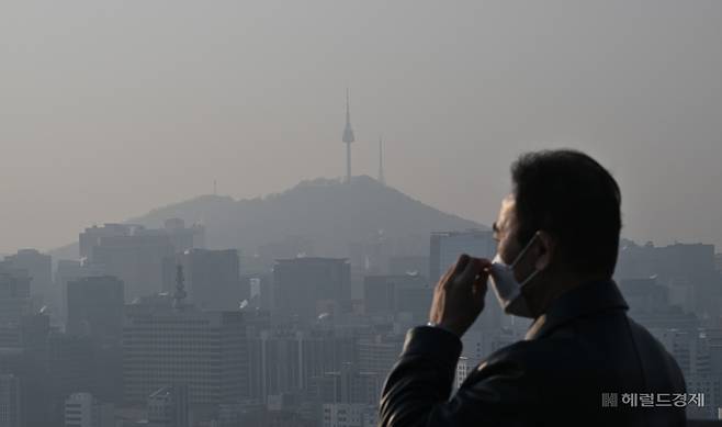 서울 종로구 북악산에서 바라본 도심 일대가 미세먼지로 인해 뿌연 모습을 보이고 있다. 임세준 기자