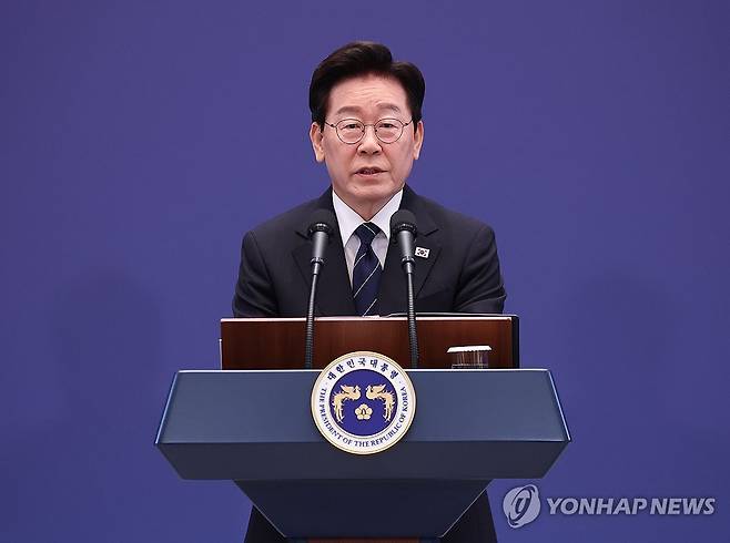 답변하는 이재명 대통령 (서울=연합뉴스) 김도훈 기자 = 이재명 대통령이 18일 청와대 영빈관에서 열린 기자회견에서 취재진 질문에 답하고 있다. 2026.9.18 superdoo82@yna.co.kr